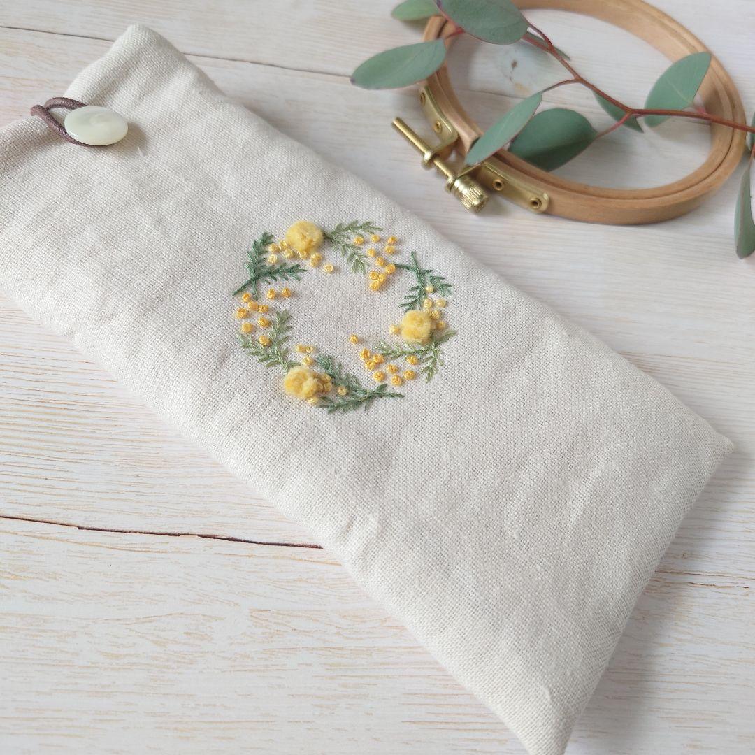 手刺繍入　貝ボタン付き メガネケース/ペンケース【ミモザリース】