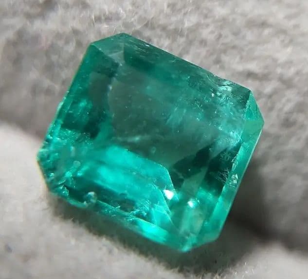高品質！天然エメラルド 0.830ct