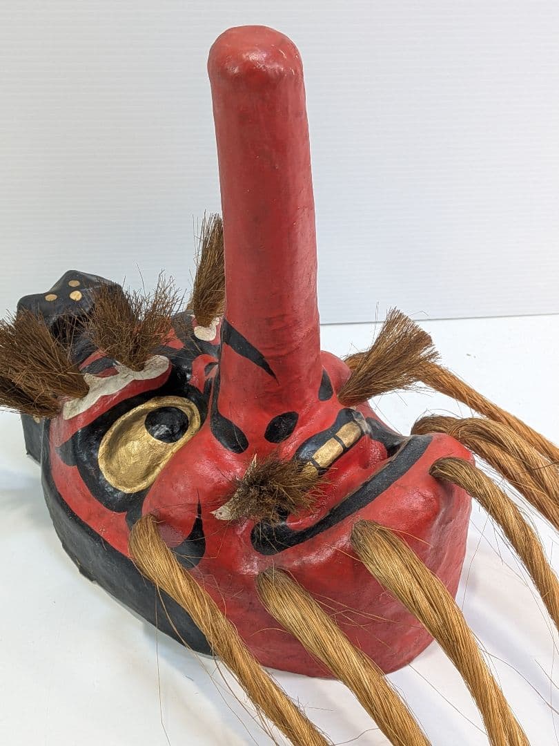 P027 天狗面 飾り物 縁起物 魔除け 長い髭 張り子 郷土玩具 オブジェ