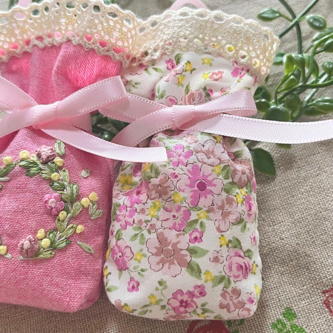 No.2304-5 ミディサシェ 香り袋 ピンクのリース刺繍＊小花柄